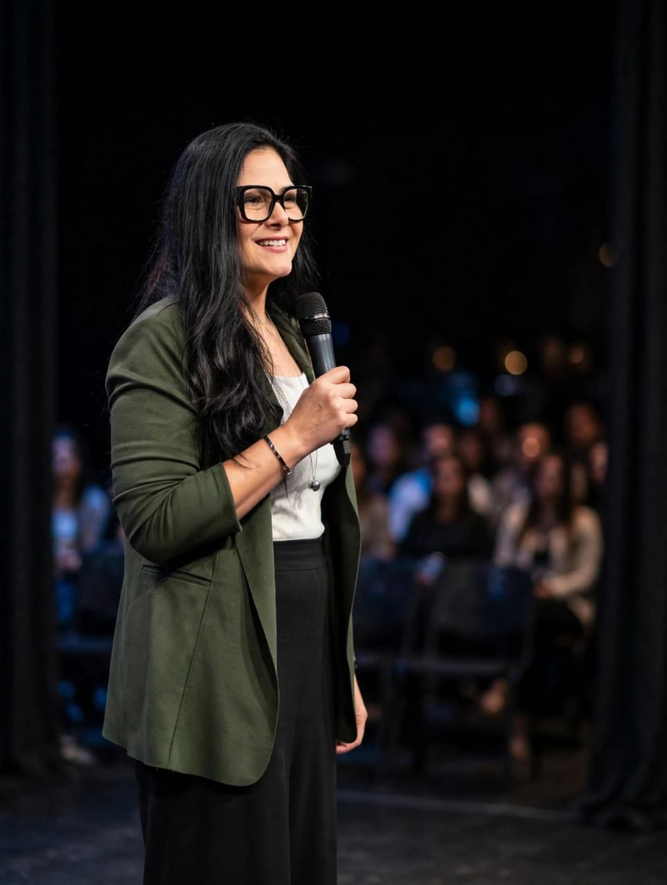 Sandra, da Pulsar Sempre, falando ao microfone em uma palestra